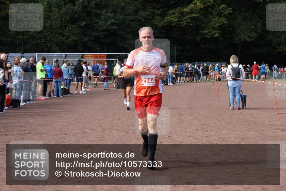 27.09.2026 - 35. Volkslauf durch das schöne Alstertal Strokosch-Dieckow http://msf.ph/oto/10573333 27.09.2026 12:24:19 Ziel 2144, 2212 meine-sportfotos.de