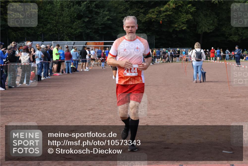 27.09.2026 - 35. Volkslauf durch das schöne Alstertal Strokosch-Dieckow http://msf.ph/oto/10573343 27.09.2026 12:24:19 Ziel 2144, 2212 meine-sportfotos.de