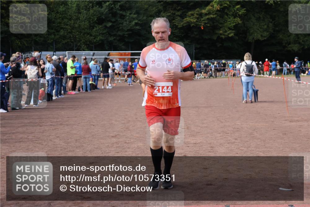 27.09.2026 - 35. Volkslauf durch das schöne Alstertal Strokosch-Dieckow http://msf.ph/oto/10573351 27.09.2026 12:24:20 Ziel 2144, 2212 meine-sportfotos.de