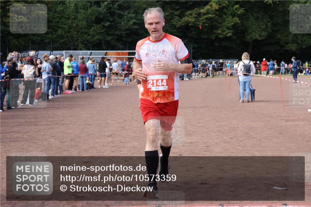 27.09.2026 - 35. Volkslauf durch das schöne Alstertal Strokosch-Dieckow http://msf.ph/oto/10573359 27.09.2026 12:24:20 Ziel 2144, 2212 meine-sportfotos.de