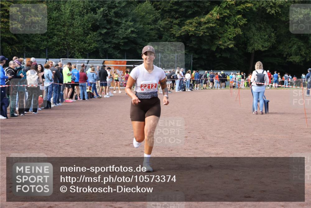 27.09.2026 - 35. Volkslauf durch das schöne Alstertal Strokosch-Dieckow http://msf.ph/oto/10573374 27.09.2026 12:24:23 Ziel 2144, 2212 meine-sportfotos.de