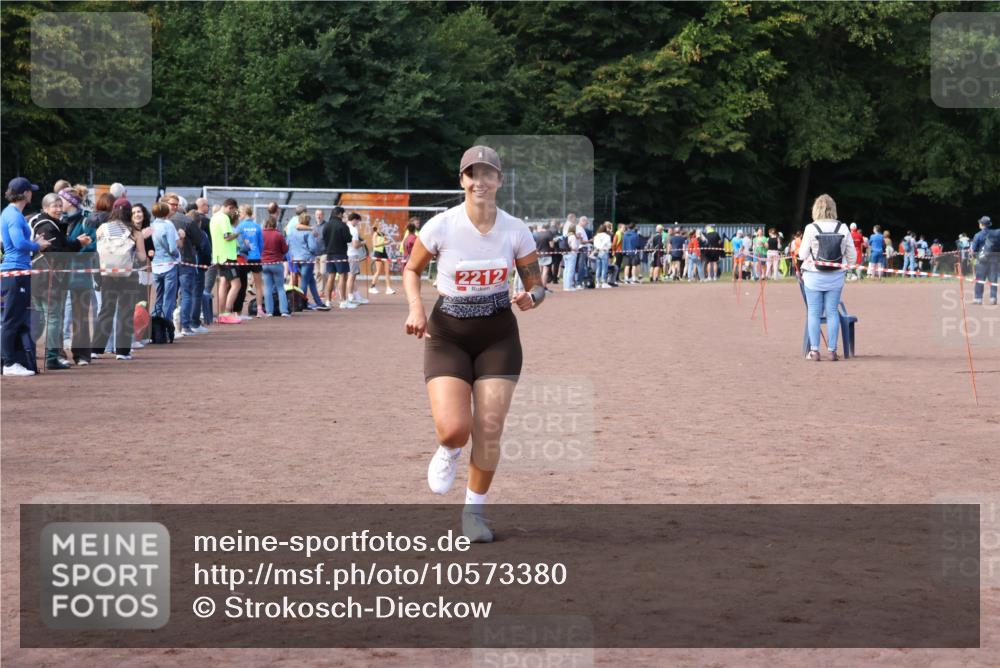 27.09.2026 - 35. Volkslauf durch das schöne Alstertal Strokosch-Dieckow http://msf.ph/oto/10573380 27.09.2026 12:24:23 Ziel 2144, 2212 meine-sportfotos.de