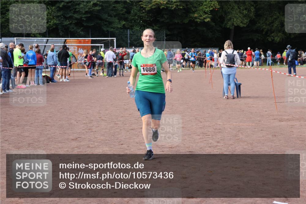 27.09.2026 - 35. Volkslauf durch das schöne Alstertal Strokosch-Dieckow http://msf.ph/oto/10573436 27.09.2026 12:24:45 Ziel 1089 meine-sportfotos.de