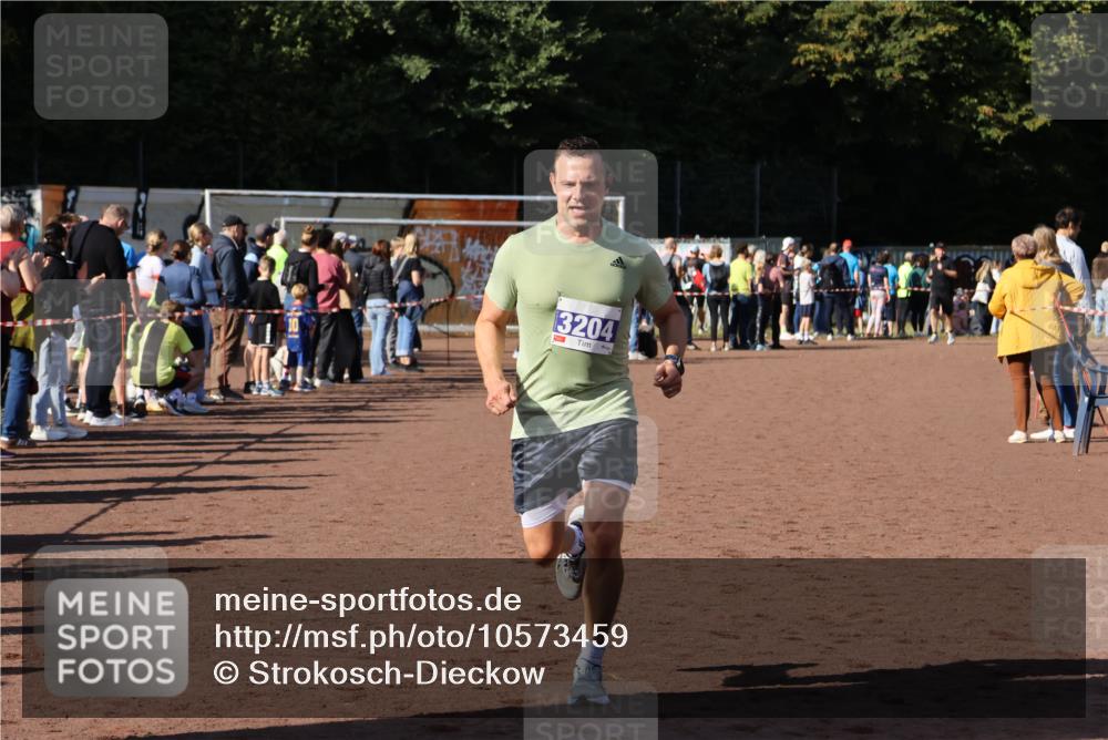 27.09.2026 - 35. Volkslauf durch das schöne Alstertal Strokosch-Dieckow http://msf.ph/oto/10573459 27.09.2026 11:20:40 Ziel 3204, 3427 meine-sportfotos.de