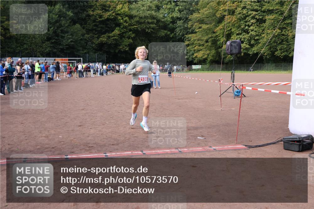 27.09.2026 - 35. Volkslauf durch das schöne Alstertal Strokosch-Dieckow http://msf.ph/oto/10573570 27.09.2026 12:25:09 Ziel 2108 meine-sportfotos.de