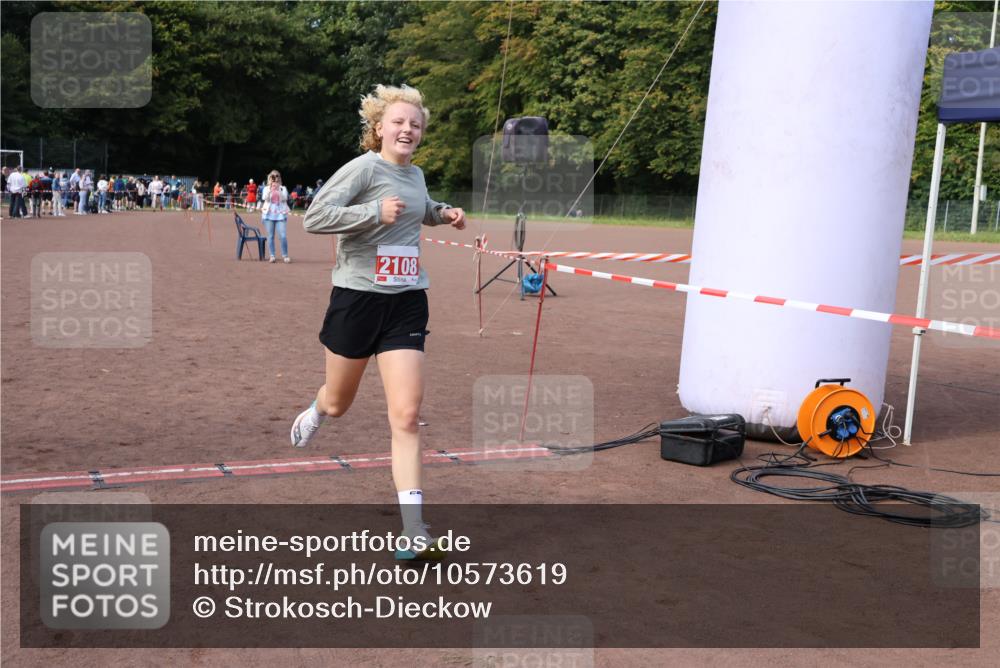 27.09.2026 - 35. Volkslauf durch das schöne Alstertal Strokosch-Dieckow http://msf.ph/oto/10573619 27.09.2026 12:25:10 Ziel 2108 meine-sportfotos.de
