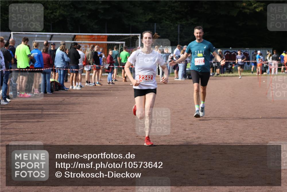 27.09.2026 - 35. Volkslauf durch das schöne Alstertal Strokosch-Dieckow http://msf.ph/oto/10573642 27.09.2026 12:25:25 Ziel 2342, 2392 meine-sportfotos.de