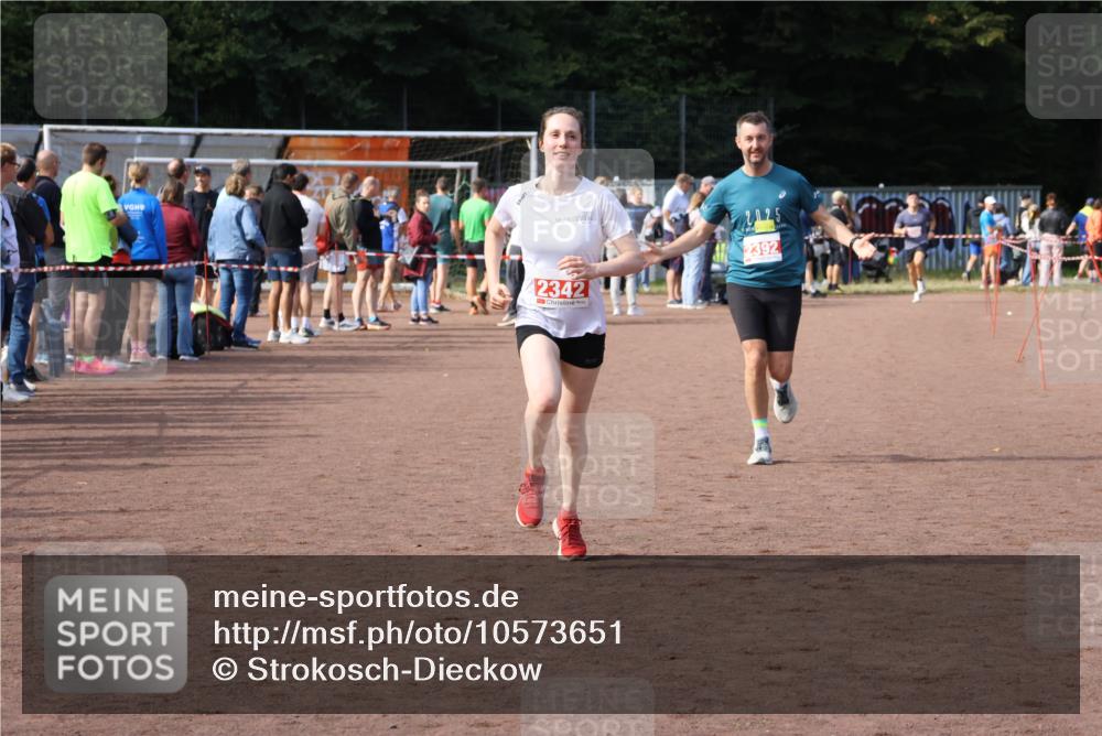 27.09.2026 - 35. Volkslauf durch das schöne Alstertal Strokosch-Dieckow http://msf.ph/oto/10573651 27.09.2026 12:25:25 Ziel 2342, 2392 meine-sportfotos.de