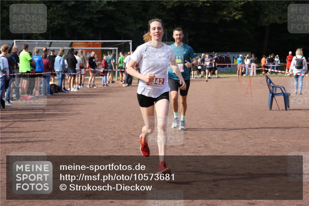 27.09.2026 - 35. Volkslauf durch das schöne Alstertal Strokosch-Dieckow http://msf.ph/oto/10573681 27.09.2026 12:25:26 Ziel 2342, 2392 meine-sportfotos.de