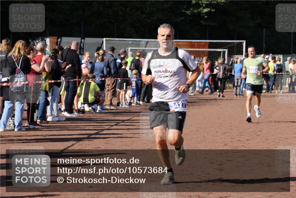 27.09.2026 - 35. Volkslauf durch das schöne Alstertal Strokosch-Dieckow http://msf.ph/oto/10573684 27.09.2026 11:20:36 Ziel 3204, 3427 meine-sportfotos.de