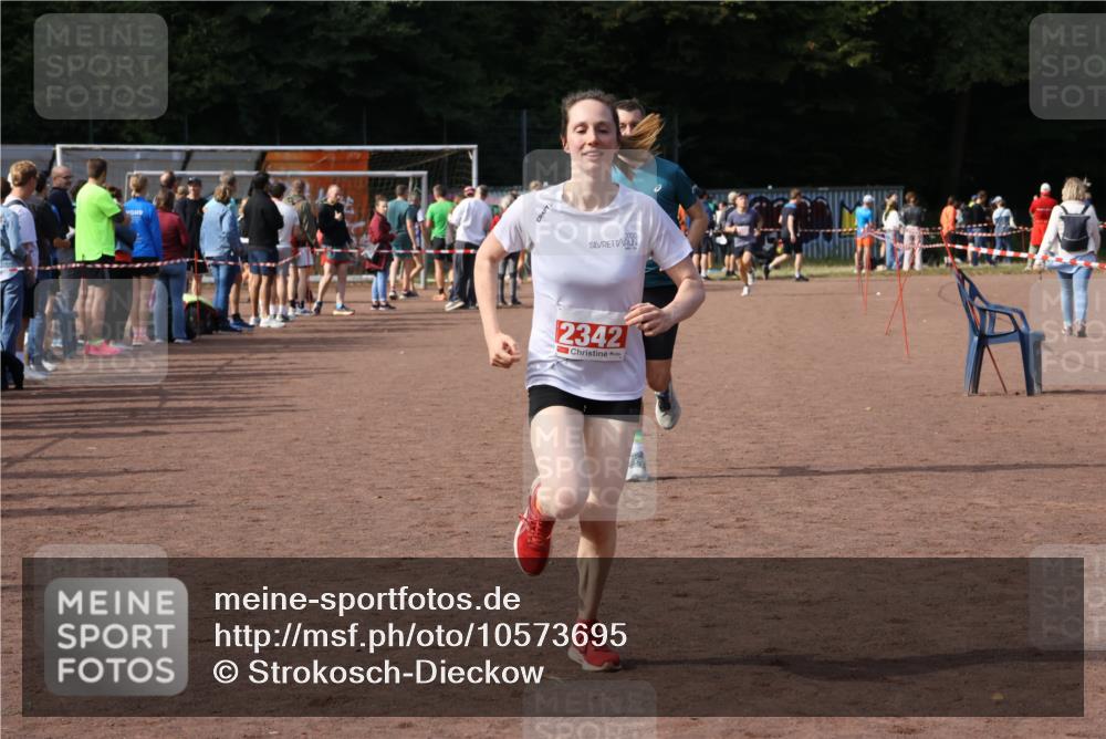 27.09.2026 - 35. Volkslauf durch das schöne Alstertal Strokosch-Dieckow http://msf.ph/oto/10573695 27.09.2026 12:25:27 Ziel 2342, 2392 meine-sportfotos.de