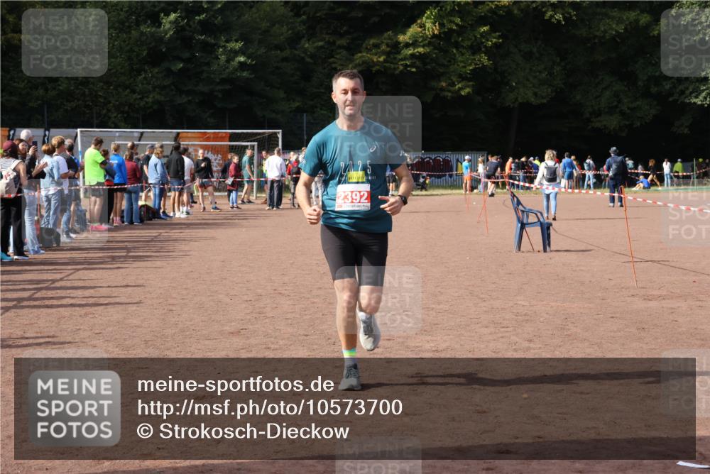 27.09.2026 - 35. Volkslauf durch das schöne Alstertal Strokosch-Dieckow http://msf.ph/oto/10573700 27.09.2026 12:25:29 Ziel 2168, 2342, 2392 meine-sportfotos.de