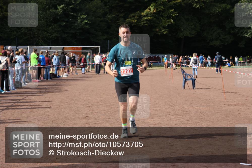 27.09.2026 - 35. Volkslauf durch das schöne Alstertal Strokosch-Dieckow http://msf.ph/oto/10573705 27.09.2026 12:25:29 Ziel 2168, 2342, 2392 meine-sportfotos.de