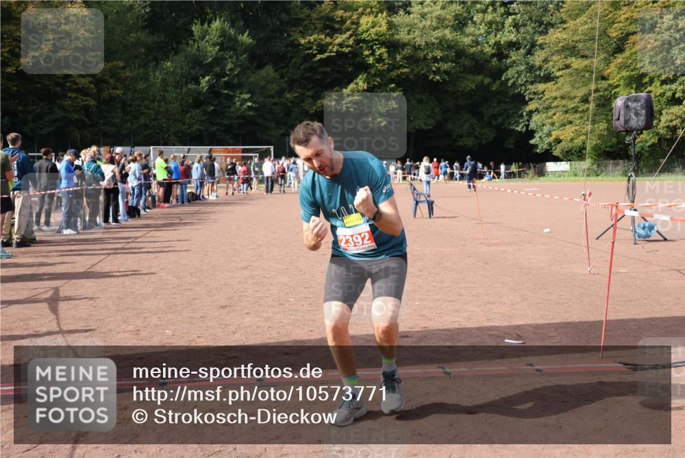 27.09.2026 - 35. Volkslauf durch das schöne Alstertal Strokosch-Dieckow http://msf.ph/oto/10573771 27.09.2026 12:25:30 Ziel 2168, 2342, 2392 meine-sportfotos.de
