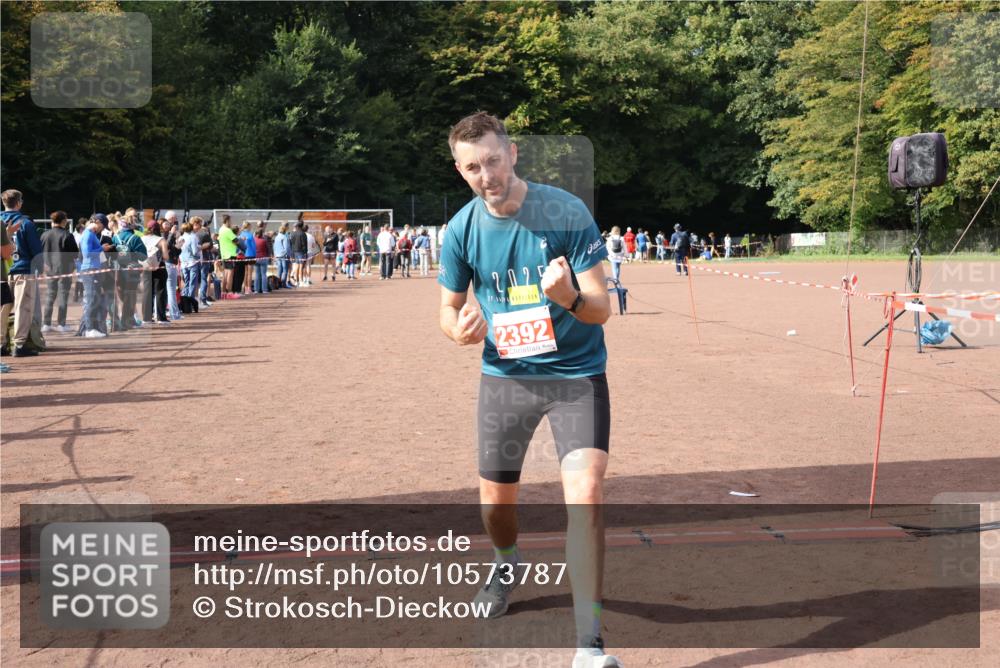 27.09.2026 - 35. Volkslauf durch das schöne Alstertal Strokosch-Dieckow http://msf.ph/oto/10573787 27.09.2026 12:25:30 Ziel 2168, 2342, 2392 meine-sportfotos.de