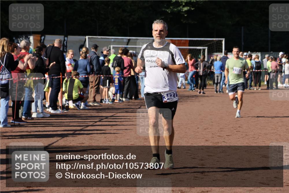 27.09.2026 - 35. Volkslauf durch das schöne Alstertal Strokosch-Dieckow http://msf.ph/oto/10573807 27.09.2026 11:20:35 Ziel 3204, 3427 meine-sportfotos.de