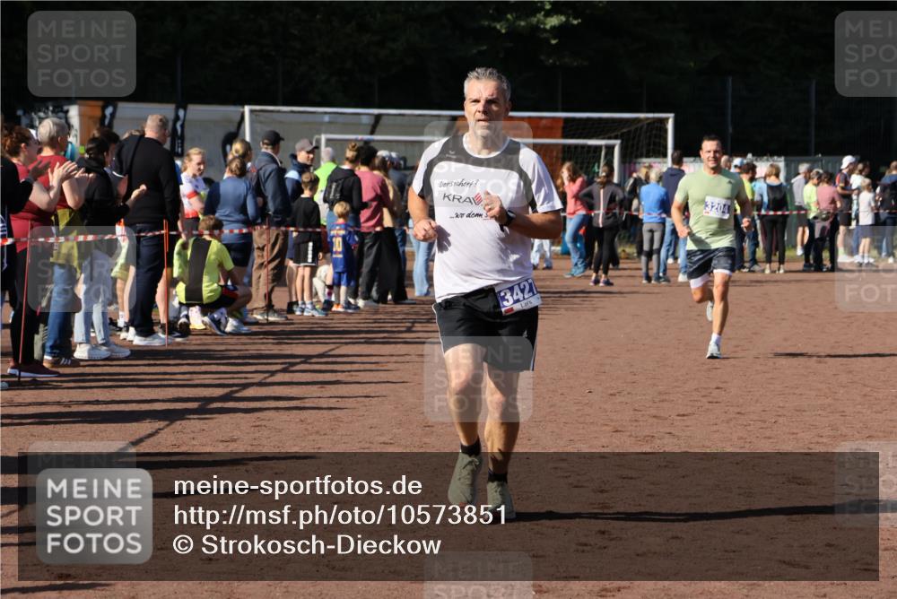 27.09.2026 - 35. Volkslauf durch das schöne Alstertal Strokosch-Dieckow http://msf.ph/oto/10573851 27.09.2026 11:20:35 Ziel 3204, 3427 meine-sportfotos.de