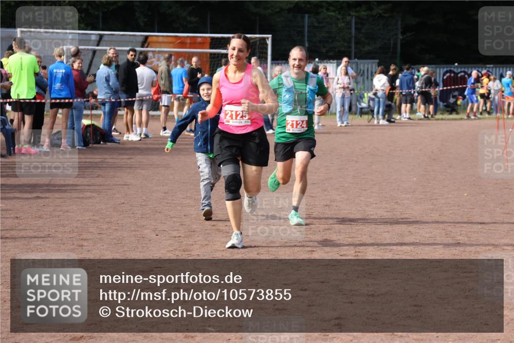 27.09.2026 - 35. Volkslauf durch das schöne Alstertal Strokosch-Dieckow http://msf.ph/oto/10573855 27.09.2026 12:26:09 Ziel 2124, 2125 meine-sportfotos.de