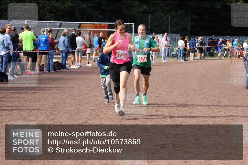 27.09.2026 - 35. Volkslauf durch das schöne Alstertal Strokosch-Dieckow http://msf.ph/oto/10573869 27.09.2026 12:26:10 Ziel 2124, 2125 meine-sportfotos.de