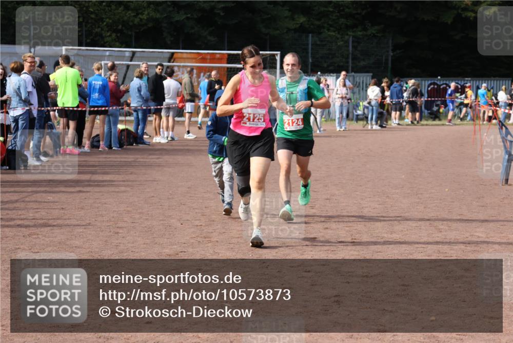 27.09.2026 - 35. Volkslauf durch das schöne Alstertal Strokosch-Dieckow http://msf.ph/oto/10573873 27.09.2026 12:26:10 Ziel 2124, 2125 meine-sportfotos.de