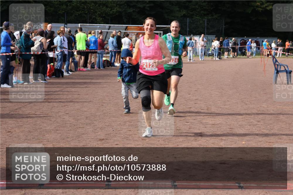 27.09.2026 - 35. Volkslauf durch das schöne Alstertal Strokosch-Dieckow http://msf.ph/oto/10573888 27.09.2026 12:26:11 Ziel 2124, 2125 meine-sportfotos.de