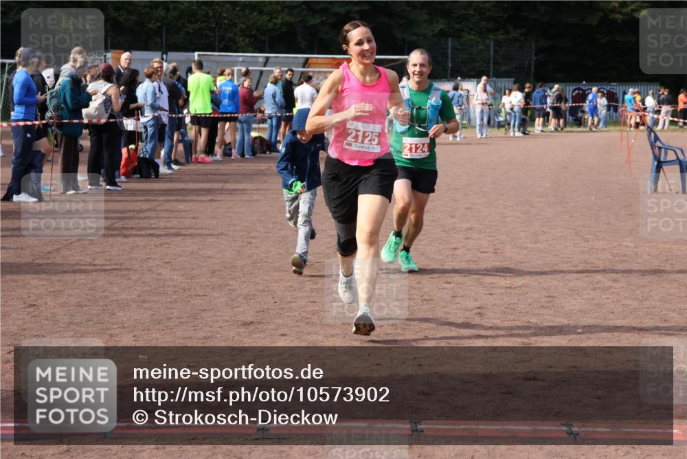 27.09.2026 - 35. Volkslauf durch das schöne Alstertal Strokosch-Dieckow http://msf.ph/oto/10573902 27.09.2026 12:26:11 Ziel 2124, 2125 meine-sportfotos.de