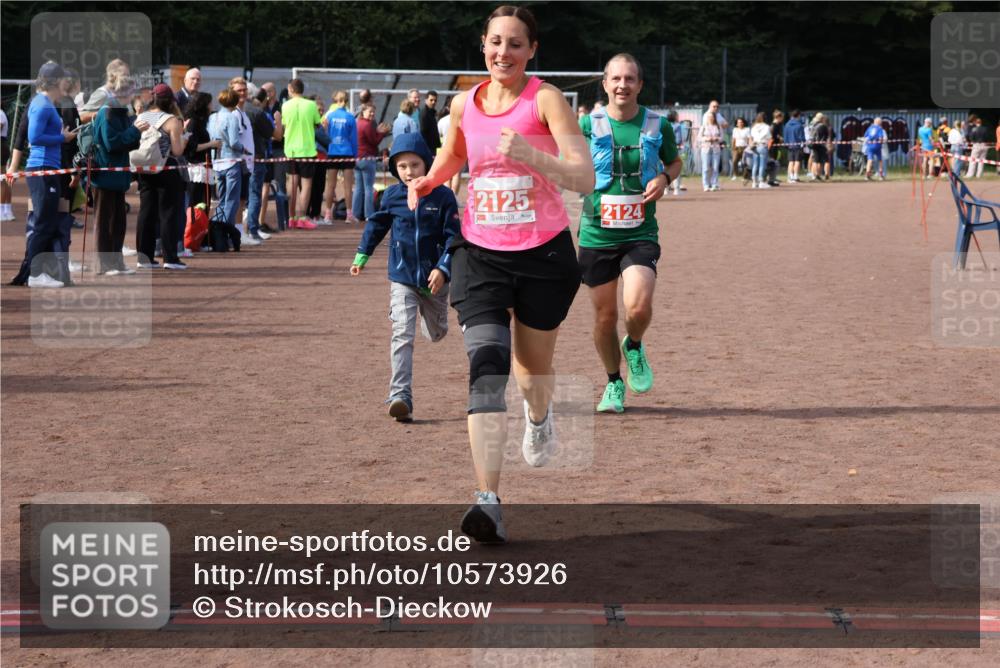 27.09.2026 - 35. Volkslauf durch das schöne Alstertal Strokosch-Dieckow http://msf.ph/oto/10573926 27.09.2026 12:26:11 Ziel 2124, 2125 meine-sportfotos.de