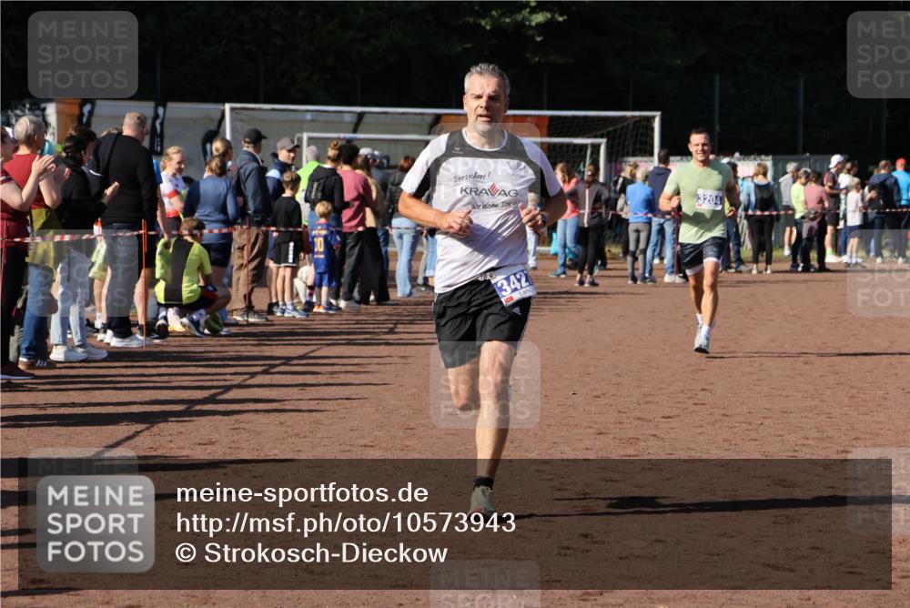 27.09.2026 - 35. Volkslauf durch das schöne Alstertal Strokosch-Dieckow http://msf.ph/oto/10573943 27.09.2026 11:20:35 Ziel 3204, 3427 meine-sportfotos.de