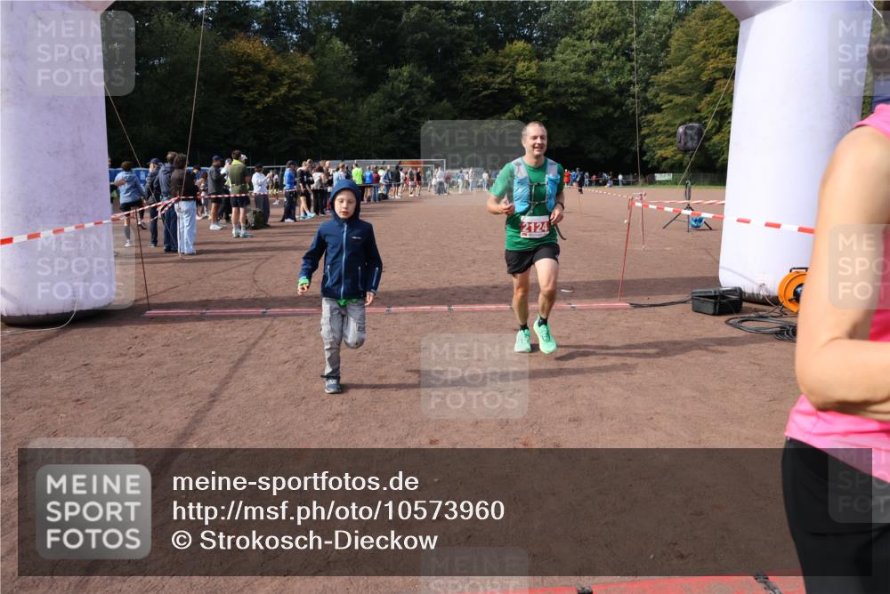 27.09.2026 - 35. Volkslauf durch das schöne Alstertal Strokosch-Dieckow http://msf.ph/oto/10573960 27.09.2026 12:26:13 Ziel 2124, 2125 meine-sportfotos.de