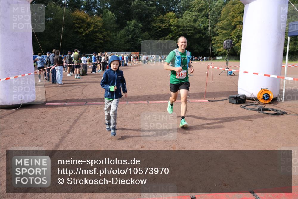 27.09.2026 - 35. Volkslauf durch das schöne Alstertal Strokosch-Dieckow http://msf.ph/oto/10573970 27.09.2026 12:26:13 Ziel 2124, 2125 meine-sportfotos.de
