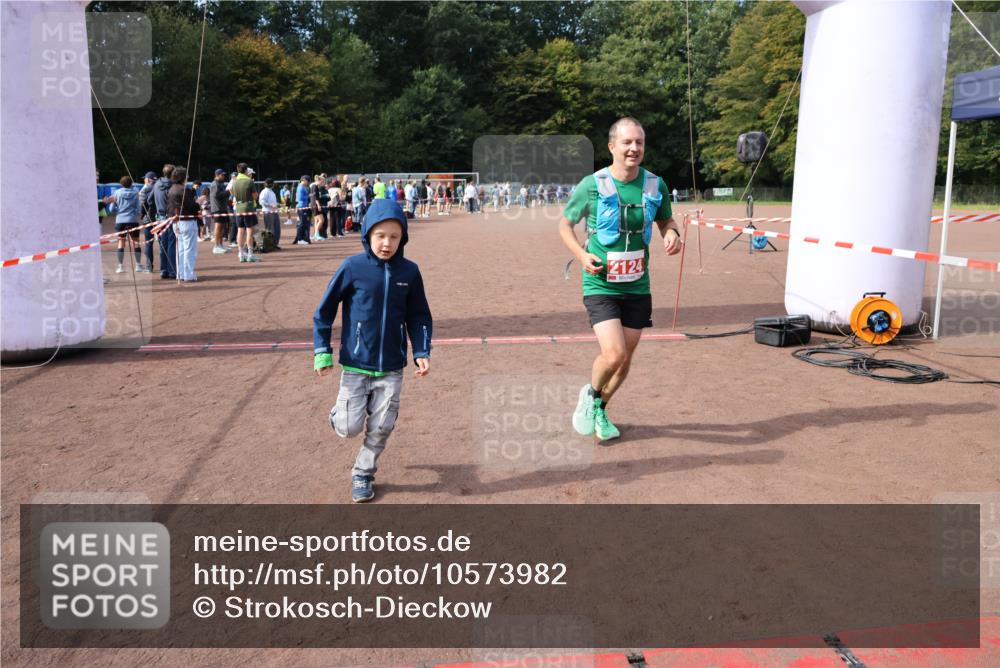 27.09.2026 - 35. Volkslauf durch das schöne Alstertal Strokosch-Dieckow http://msf.ph/oto/10573982 27.09.2026 12:26:14 Ziel 2124, 2125 meine-sportfotos.de