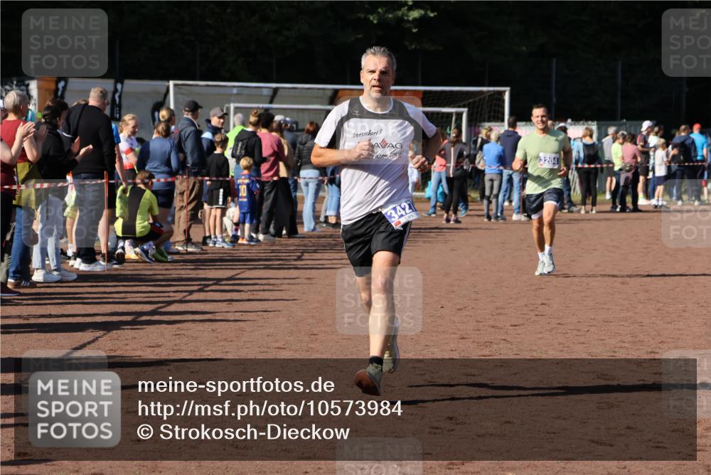 27.09.2026 - 35. Volkslauf durch das schöne Alstertal Strokosch-Dieckow http://msf.ph/oto/10573984 27.09.2026 11:20:35 Ziel 3204, 3427 meine-sportfotos.de