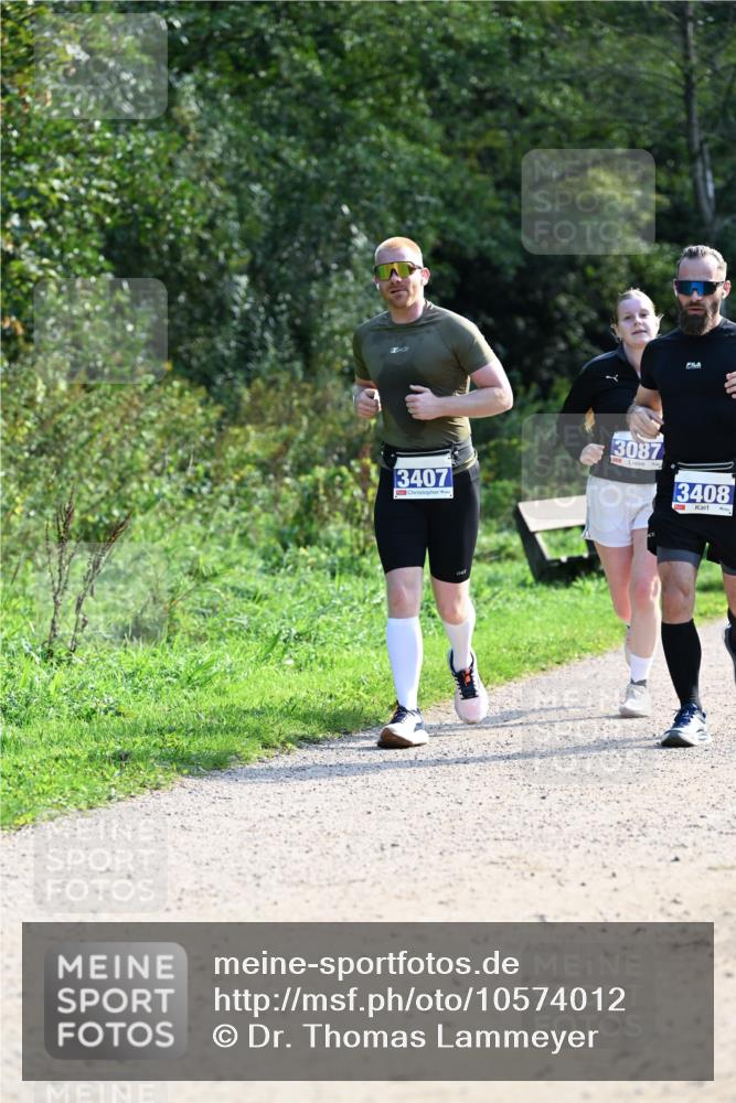 27.09.2026 - 35. Volkslauf durch das schöne Alstertal Dr. Thomas Lammeyer http://msf.ph/oto/10574012 27.09.2026 11:31:01 Laufen 3407, 3087, 3408 meine-sportfotos.de