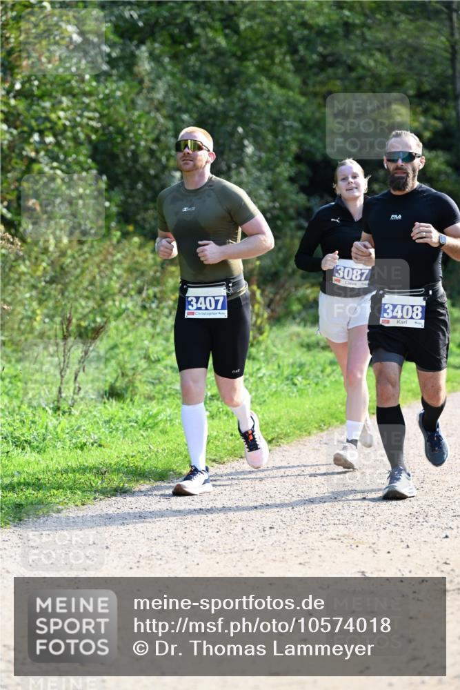 27.09.2026 - 35. Volkslauf durch das schöne Alstertal Dr. Thomas Lammeyer http://msf.ph/oto/10574018 27.09.2026 11:31:01 Laufen 3407, 3087, 3408 meine-sportfotos.de