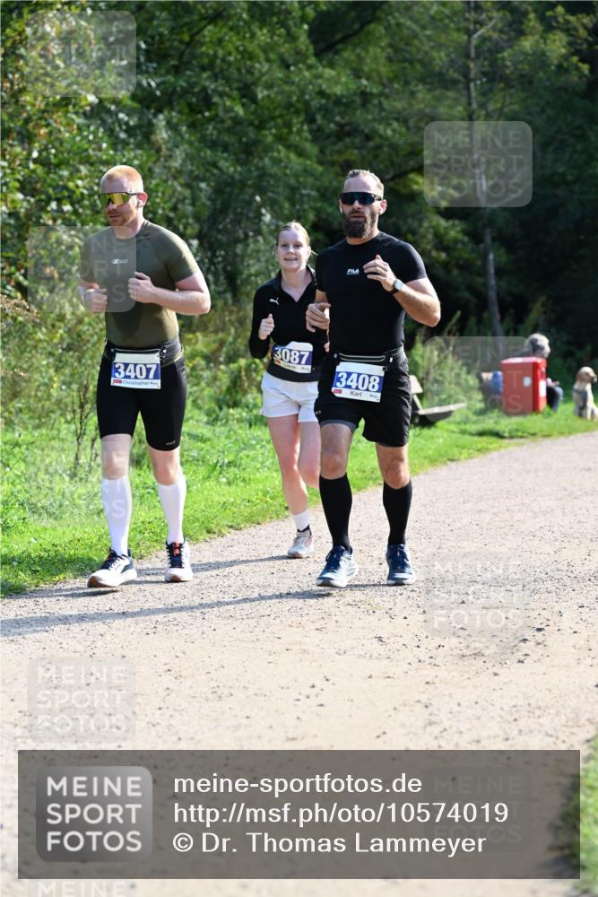27.09.2026 - 35. Volkslauf durch das schöne Alstertal Dr. Thomas Lammeyer http://msf.ph/oto/10574019 27.09.2026 11:31:02 Laufen 3407, 3087, 3408 meine-sportfotos.de
