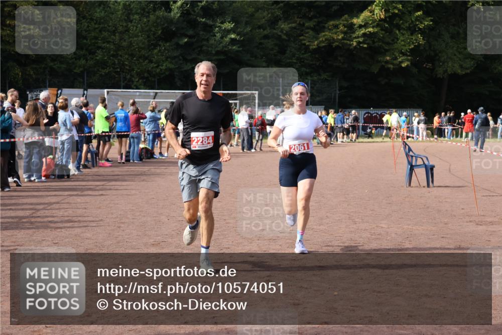 27.09.2026 - 35. Volkslauf durch das schöne Alstertal Strokosch-Dieckow http://msf.ph/oto/10574051 27.09.2026 12:26:44 Ziel 2061, 2284, 2489 meine-sportfotos.de