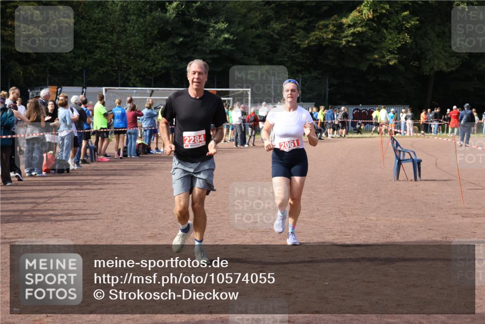 27.09.2026 - 35. Volkslauf durch das schöne Alstertal Strokosch-Dieckow http://msf.ph/oto/10574055 27.09.2026 12:26:44 Ziel 2061, 2284, 2489 meine-sportfotos.de