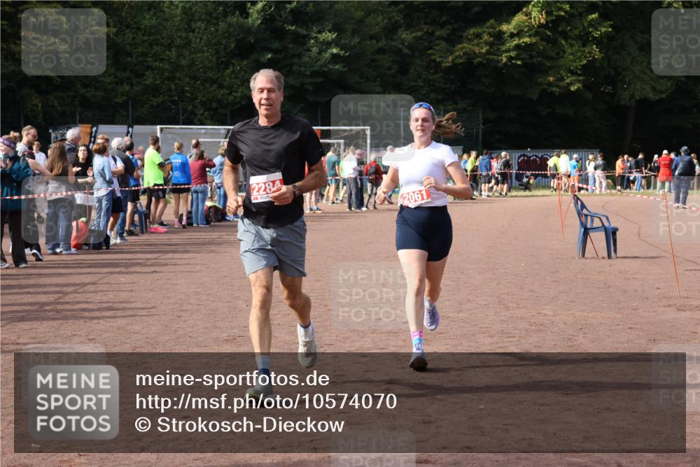 27.09.2026 - 35. Volkslauf durch das schöne Alstertal Strokosch-Dieckow http://msf.ph/oto/10574070 27.09.2026 12:26:44 Ziel 2061, 2284, 2489 meine-sportfotos.de