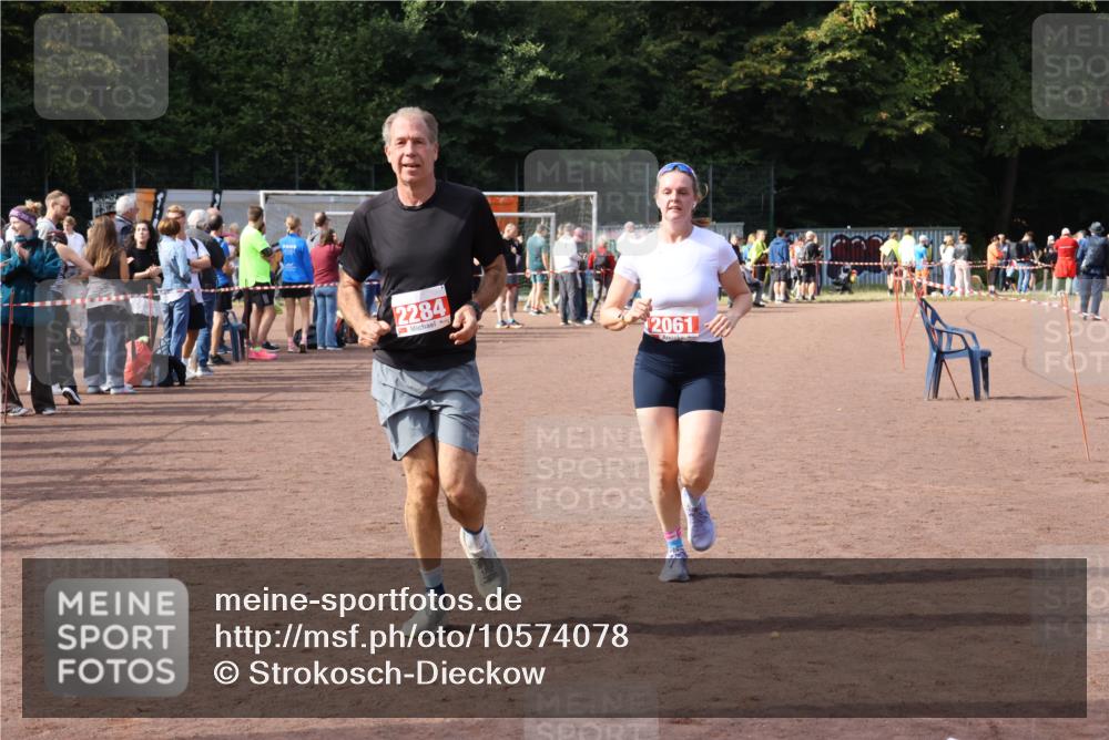 27.09.2026 - 35. Volkslauf durch das schöne Alstertal Strokosch-Dieckow http://msf.ph/oto/10574078 27.09.2026 12:26:44 Ziel 2061, 2284, 2489 meine-sportfotos.de