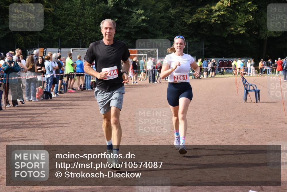 27.09.2026 - 35. Volkslauf durch das schöne Alstertal Strokosch-Dieckow http://msf.ph/oto/10574087 27.09.2026 12:26:44 Ziel 2061, 2284, 2489 meine-sportfotos.de