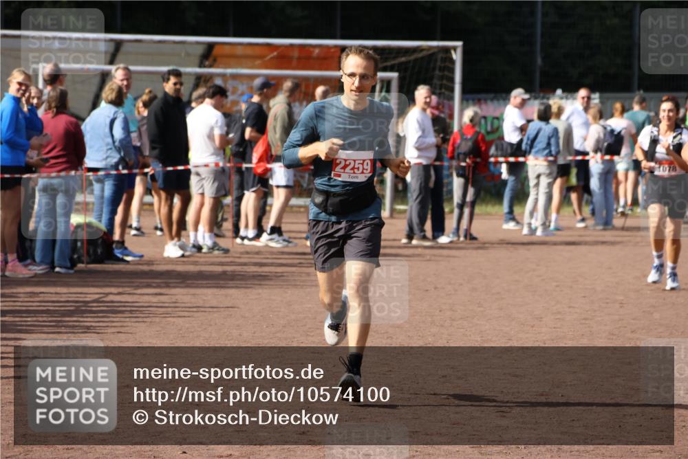 27.09.2026 - 35. Volkslauf durch das schöne Alstertal Strokosch-Dieckow http://msf.ph/oto/10574100 27.09.2026 12:27:15 Ziel 2259, 2978 meine-sportfotos.de