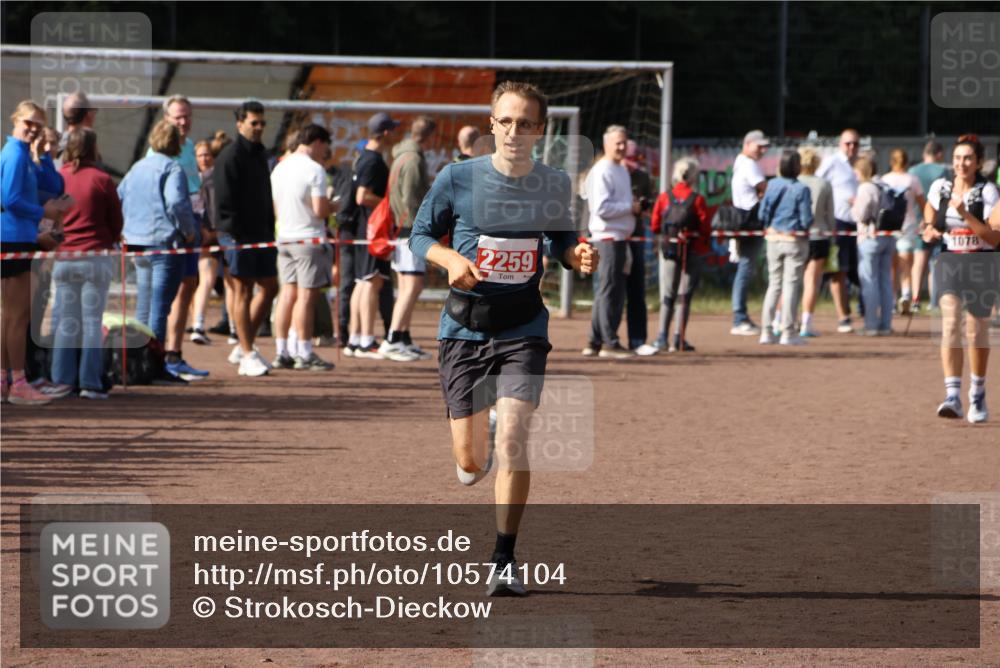 27.09.2026 - 35. Volkslauf durch das schöne Alstertal Strokosch-Dieckow http://msf.ph/oto/10574104 27.09.2026 12:27:15 Ziel 2259, 2978 meine-sportfotos.de