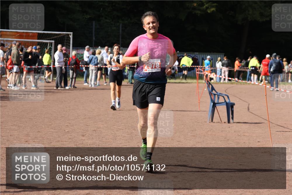 27.09.2026 - 35. Volkslauf durch das schöne Alstertal Strokosch-Dieckow http://msf.ph/oto/10574132 27.09.2026 12:27:17 Ziel 2259, 2978 meine-sportfotos.de