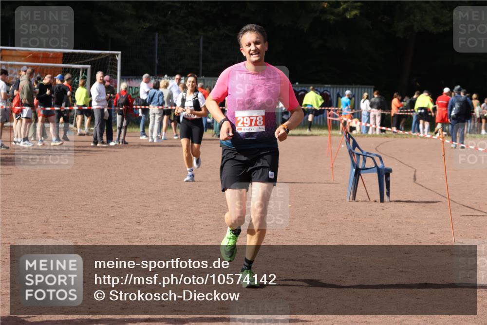 27.09.2026 - 35. Volkslauf durch das schöne Alstertal Strokosch-Dieckow http://msf.ph/oto/10574142 27.09.2026 12:27:17 Ziel 2259, 2978 meine-sportfotos.de