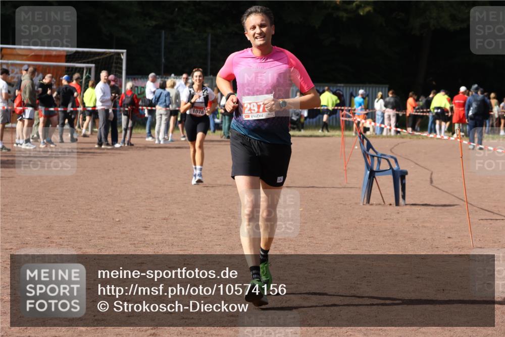 27.09.2026 - 35. Volkslauf durch das schöne Alstertal Strokosch-Dieckow http://msf.ph/oto/10574156 27.09.2026 12:27:18 Ziel 1078, 2259, 2978 meine-sportfotos.de