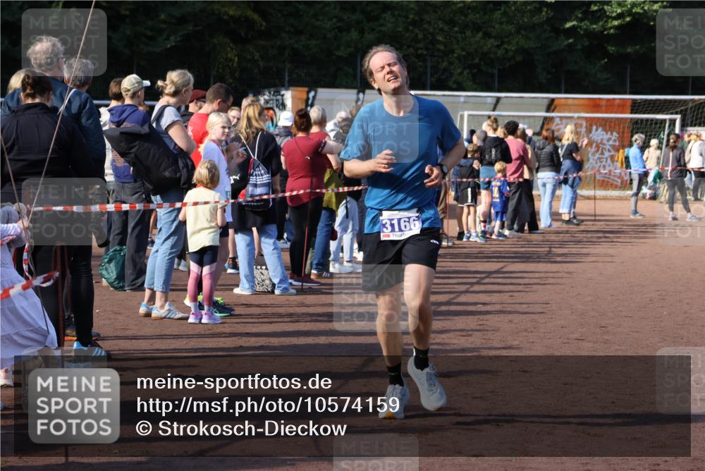 27.09.2026 - 35. Volkslauf durch das schöne Alstertal Strokosch-Dieckow http://msf.ph/oto/10574159 27.09.2026 11:20:25 Ziel 3166, 3306, 3380 meine-sportfotos.de