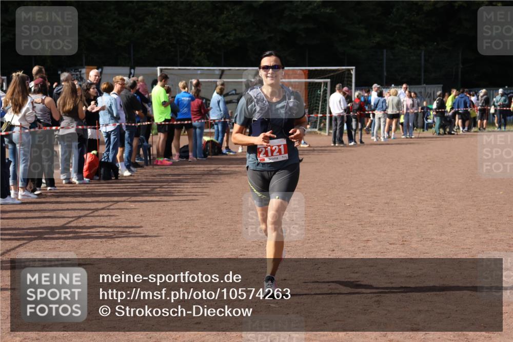 27.09.2026 - 35. Volkslauf durch das schöne Alstertal Strokosch-Dieckow http://msf.ph/oto/10574263 27.09.2026 12:27:42 Ziel 2121 meine-sportfotos.de