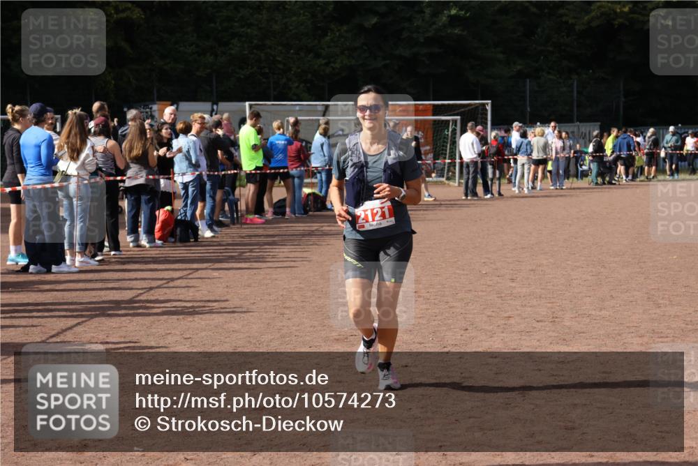 27.09.2026 - 35. Volkslauf durch das schöne Alstertal Strokosch-Dieckow http://msf.ph/oto/10574273 27.09.2026 12:27:42 Ziel 2121 meine-sportfotos.de
