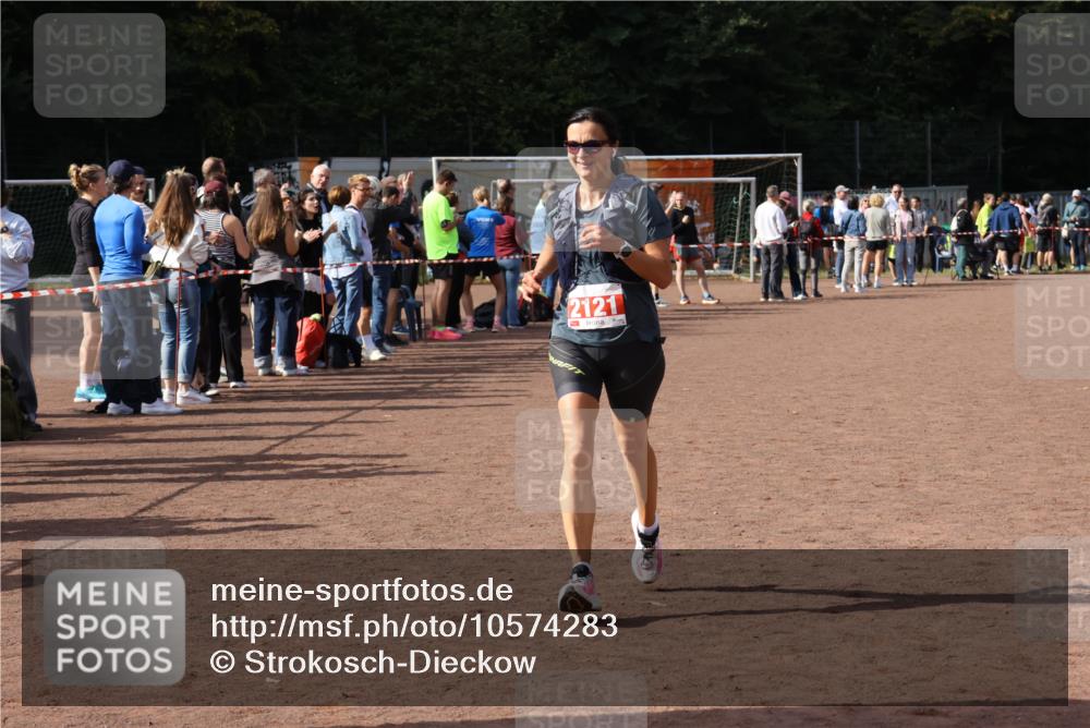 27.09.2026 - 35. Volkslauf durch das schöne Alstertal Strokosch-Dieckow http://msf.ph/oto/10574283 27.09.2026 12:27:42 Ziel 2121 meine-sportfotos.de