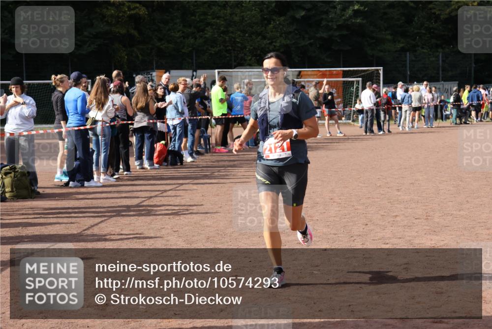 27.09.2026 - 35. Volkslauf durch das schöne Alstertal Strokosch-Dieckow http://msf.ph/oto/10574293 27.09.2026 12:27:42 Ziel 2121 meine-sportfotos.de